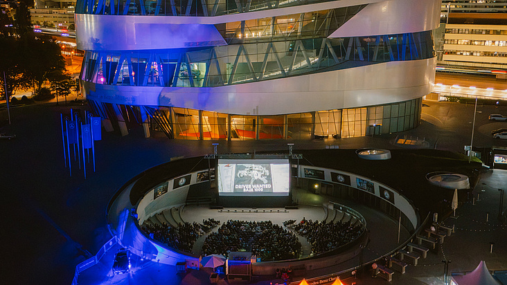 Open-Air-Kino am Mercedes-Benz Museum