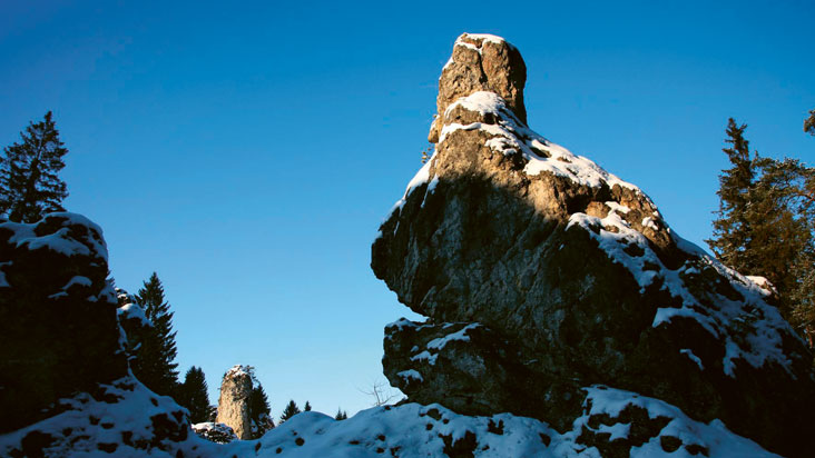 Schneebedeckter Felsen